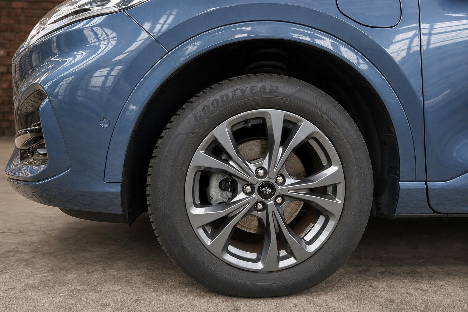 Ford Kuga Detailansicht Felge und Goodyear Reifen an der Vorderachse