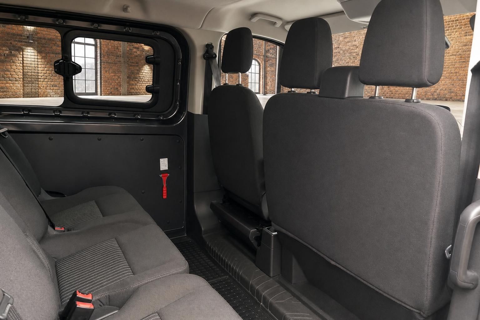 Ford Transit Innenraum Rücksitze mit Fenstergitter im Detail