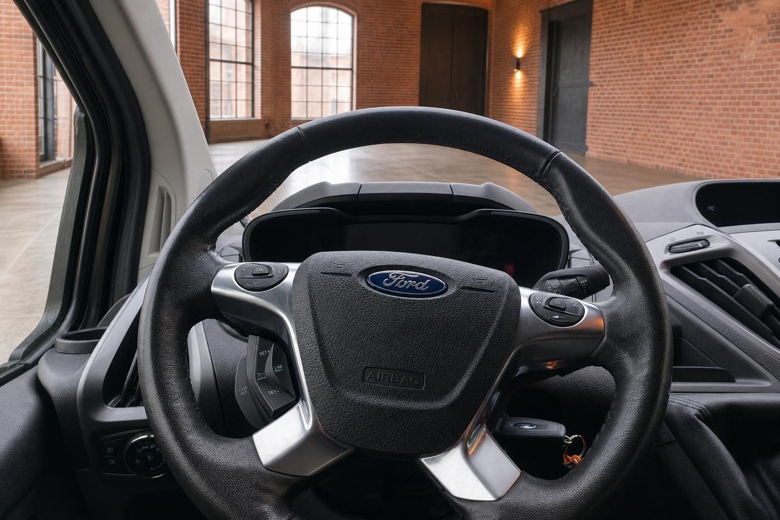 Ford Transit Lenkrad Nahaufnahme mit Ford Logo und Airbag