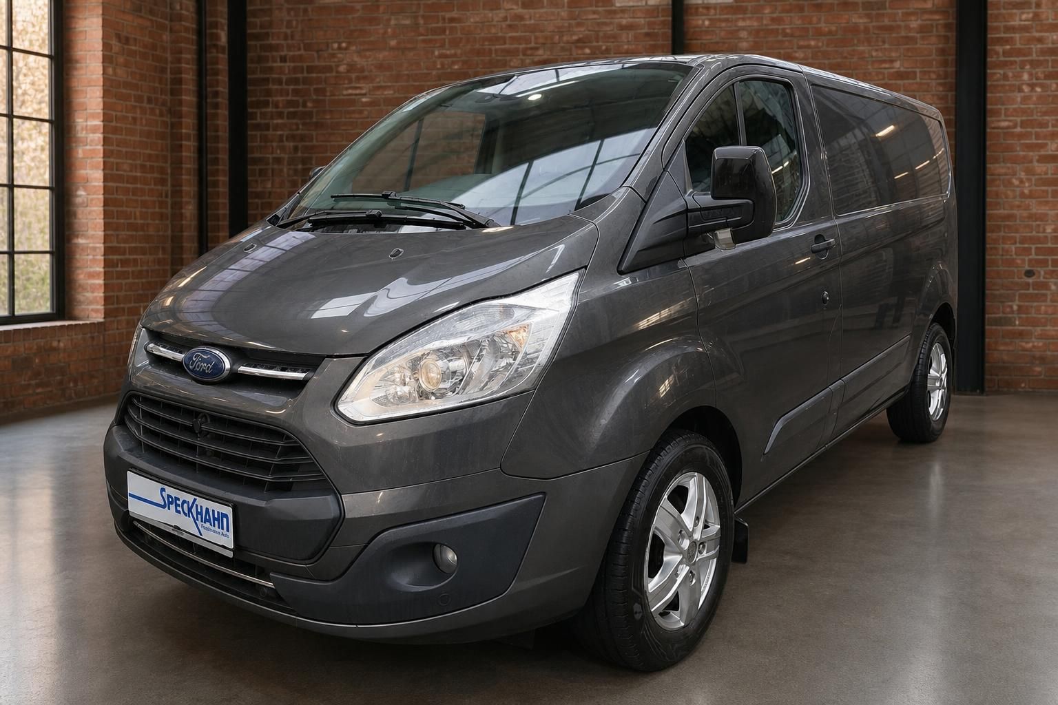 Ford Transit Custom grau, Frontansicht schräg im Autohaus Speckhahn