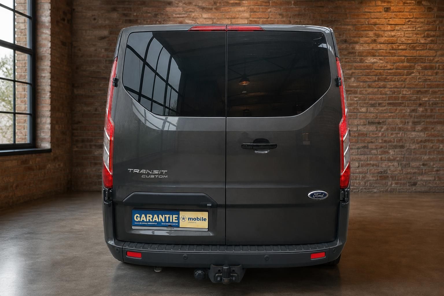 Ford Transit Custom Heckansicht mit Anhängerkupplung und Rückleuchten