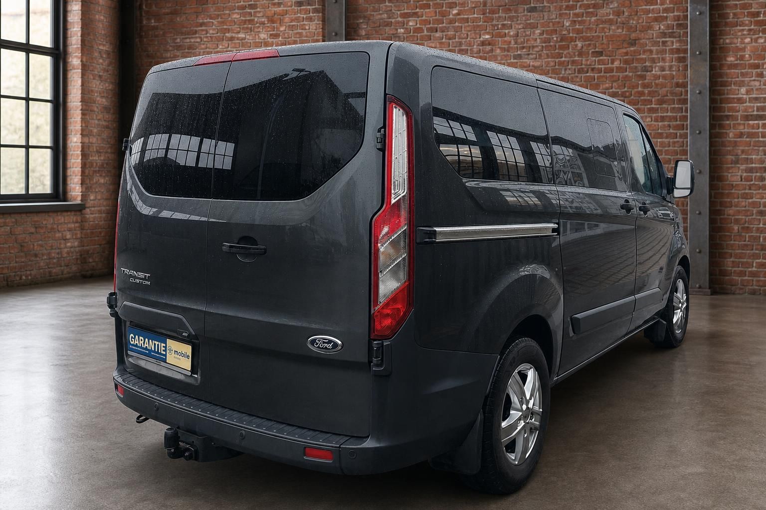 Ford Transit Custom grau, Heck schräg seitliche Ansicht mit Felgen