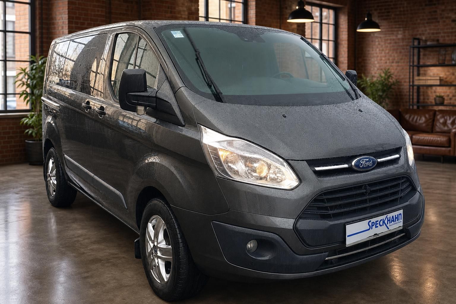 Ford Transit Custom Frontansicht in Showroom mit Ledersofa