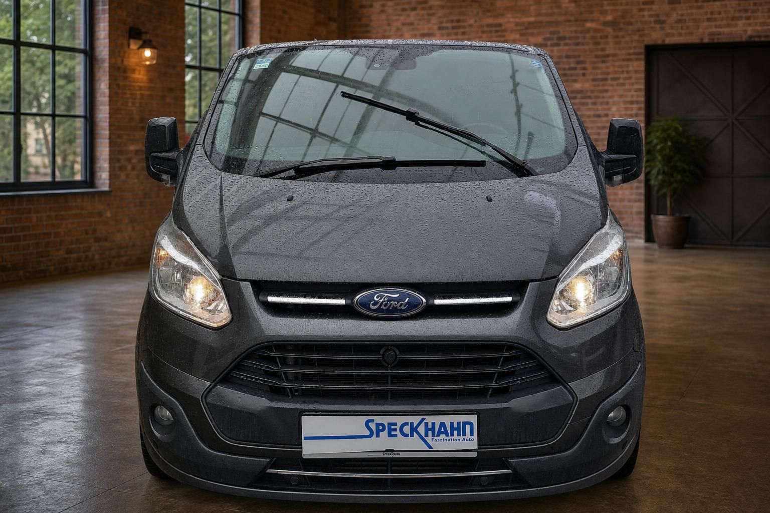Ford Transit Custom Frontalansicht mit Scheinwerfern im Showroom