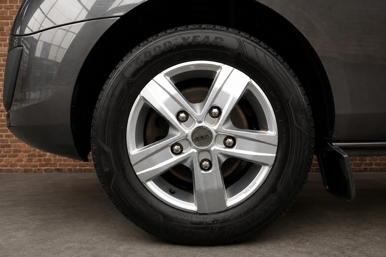 Ford Transit Custom – Nahaufnahme Leichtmetallfelge mit Goodyear-Reifen