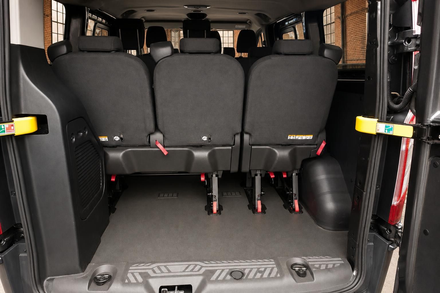Ford Transit Innenraum – Rücksitzreihe und Laderaum im Detail