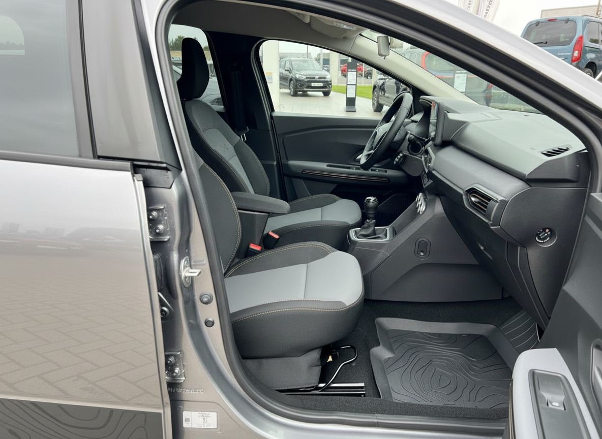 Dacia Jogger Innenraum Beifahrerseite mit grauen Stoffsitzen und Schaltgetriebe