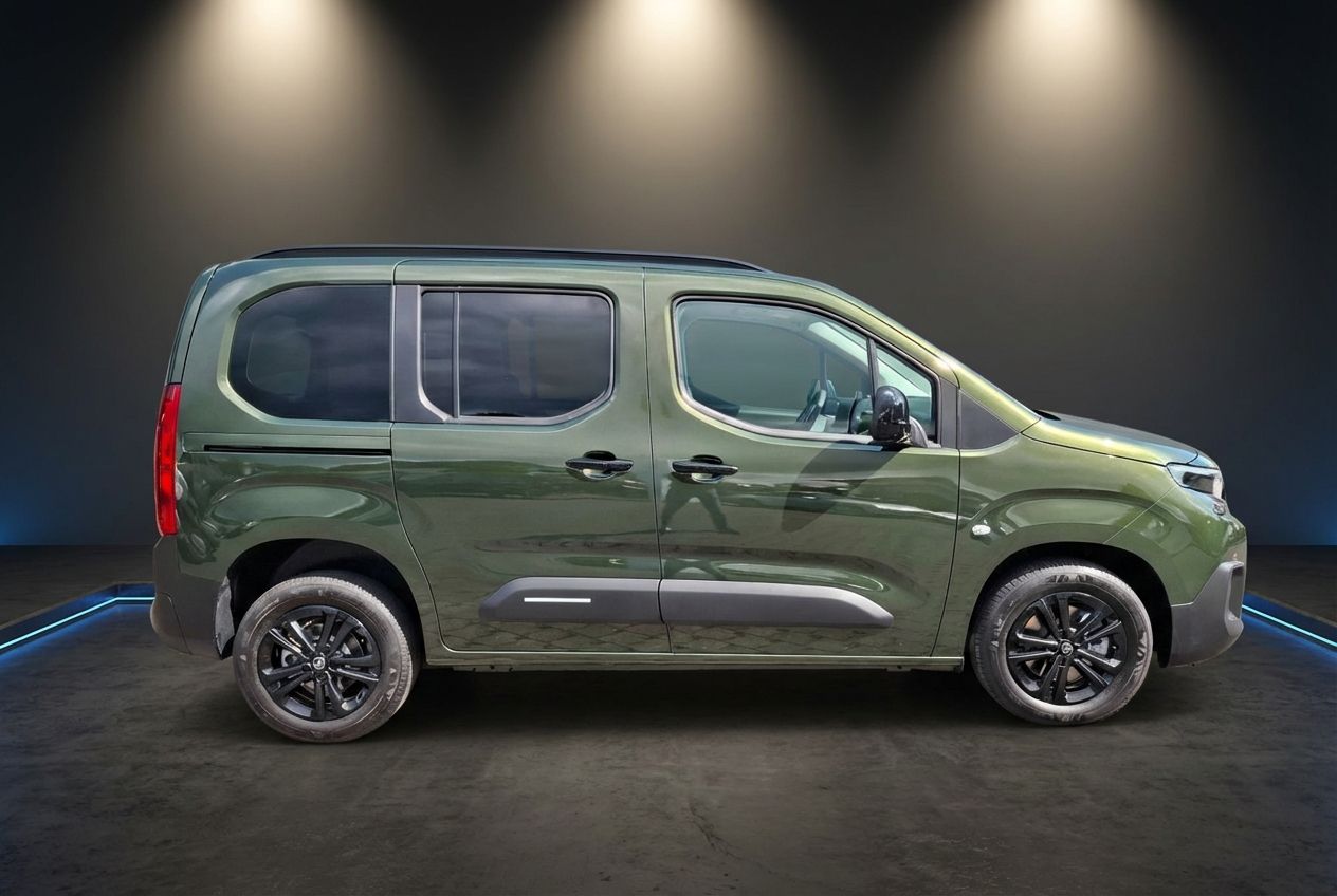 Opel Combo Life in Olivgrün – Seitenansicht im Fotostudio