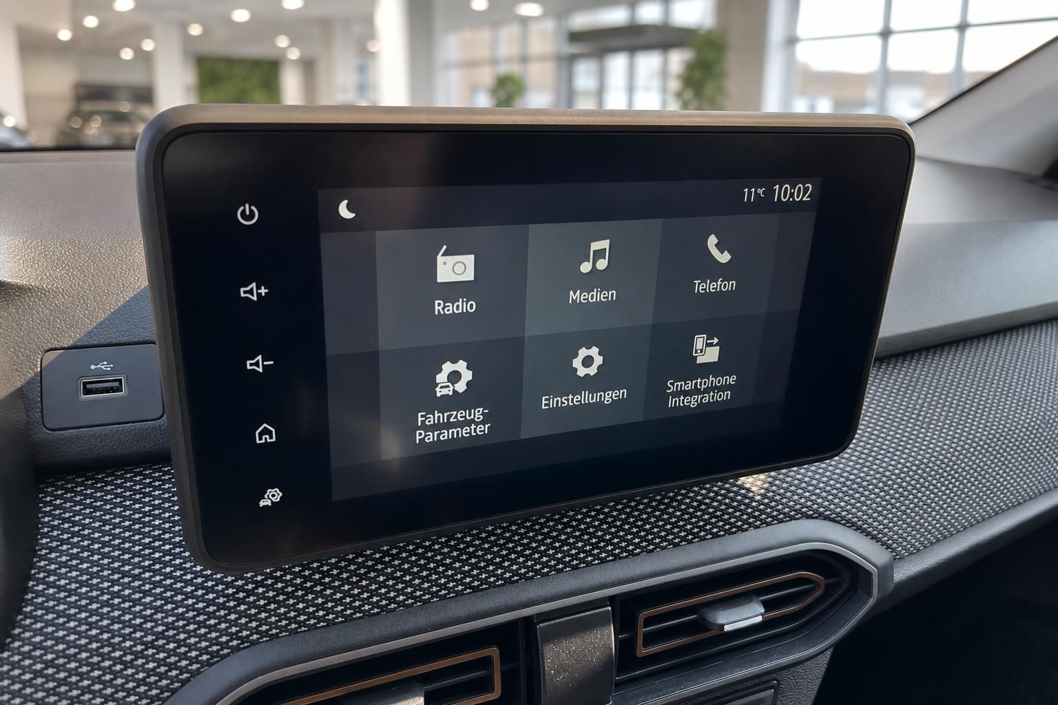 Dacia Infotainment-System mit Touchscreen und Medienfunktionen im Fahrzeugcockpit
