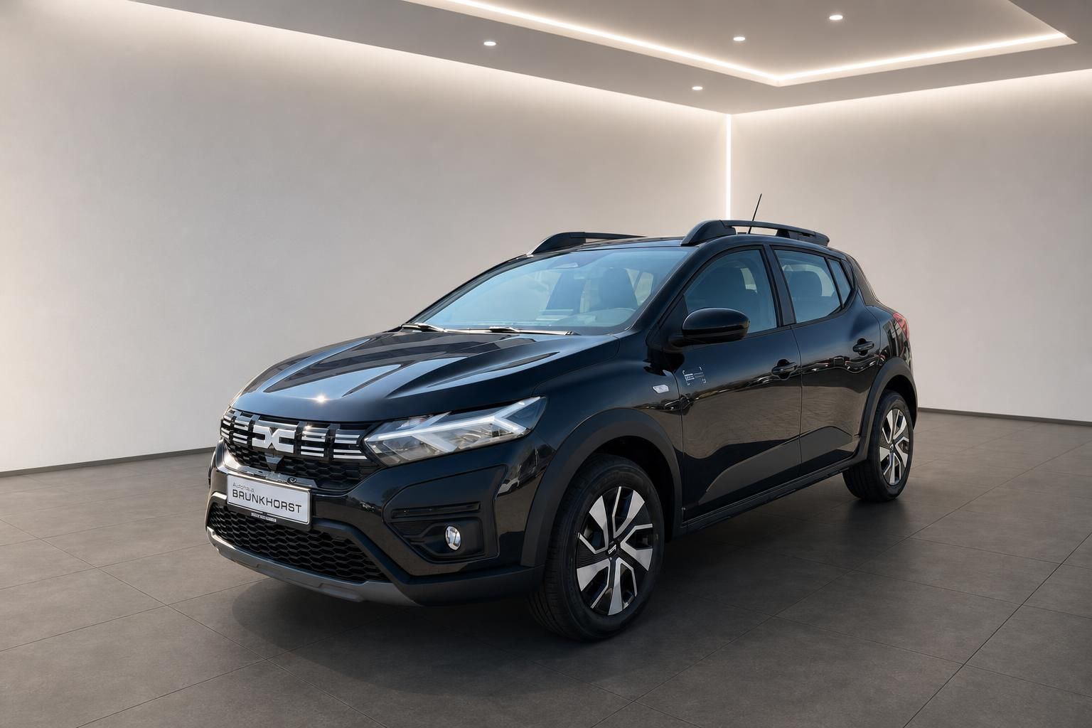 Dacia Sandero Stepway dunkelblau im Autohaus Showroom - Seitenansicht mit modernen Felgen