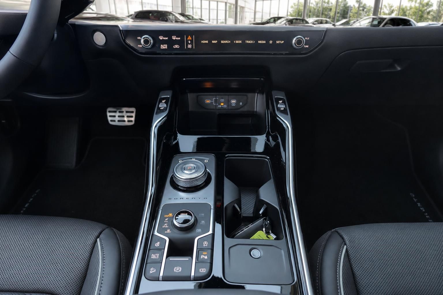 Kia Sorento Mittelkonsole mit Schaltcenter und Multimediadisplay im Innenraum