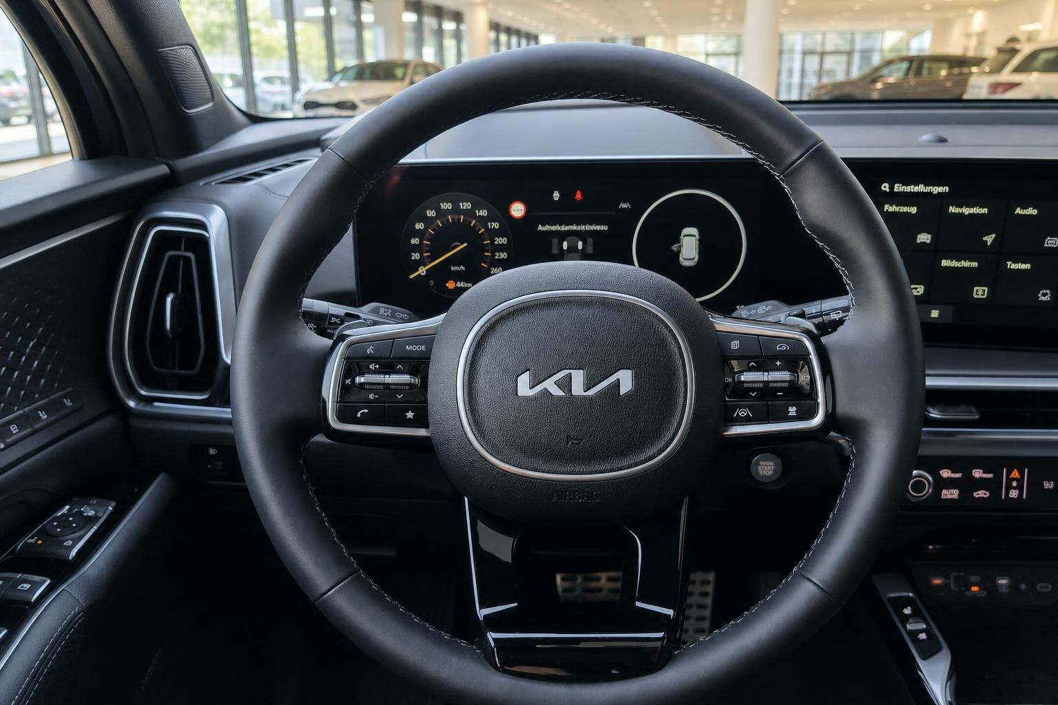 Kia Lenkrad mit Multifunktionstasten und digitalem Cockpit im Innenraum