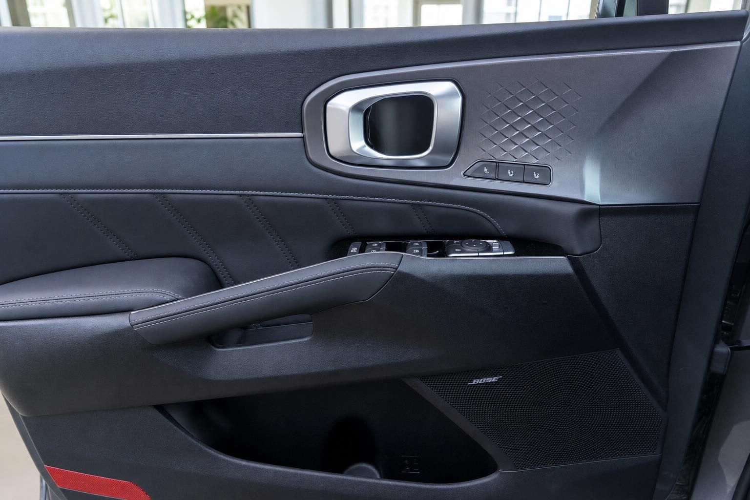 Türverkleidung mit Bedienelementen und Bose Lautsprecher im Kia Interieur