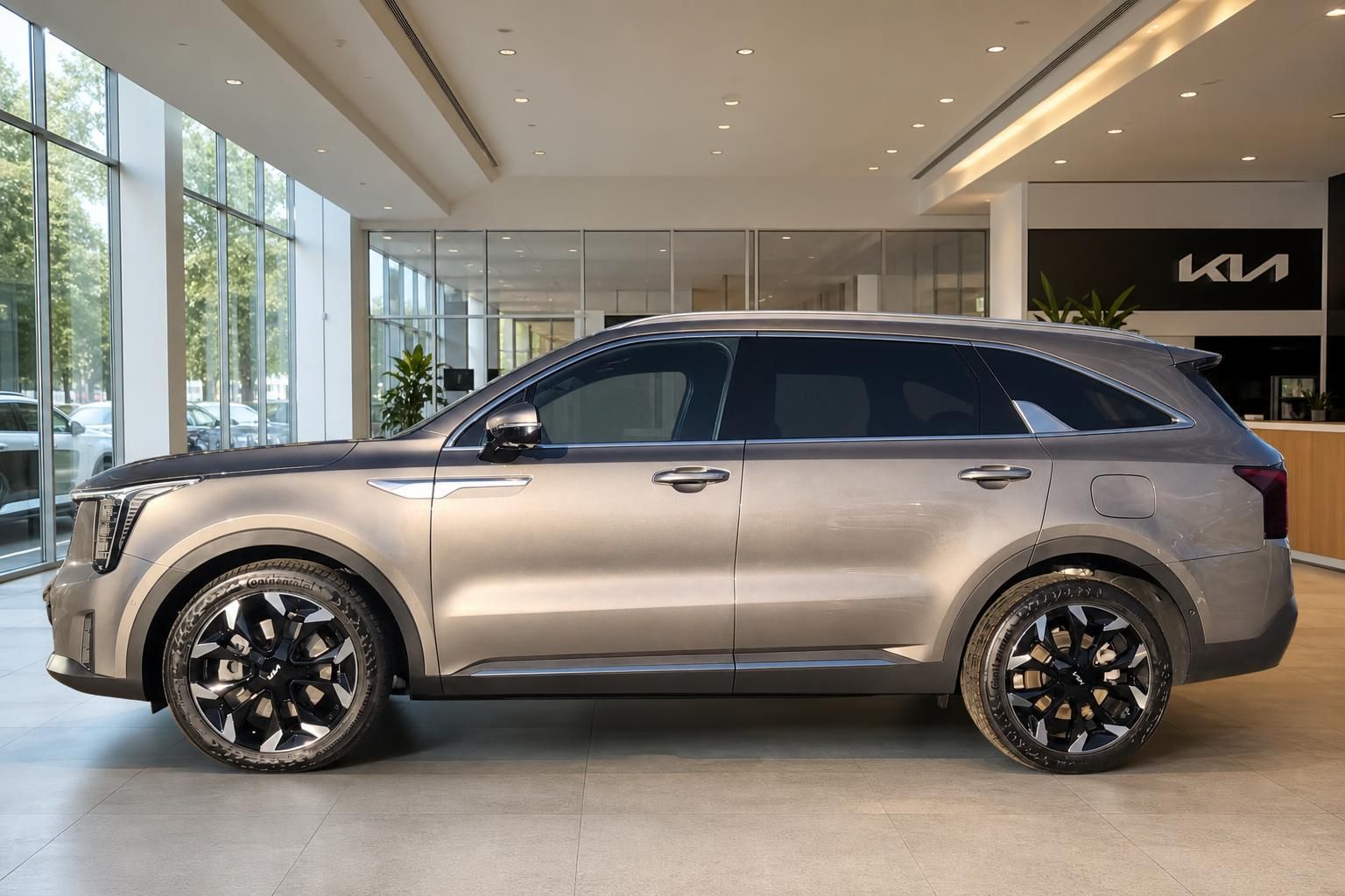 Kia Sorento SUV in Silber-Grau, Seitenansicht im Autohaus