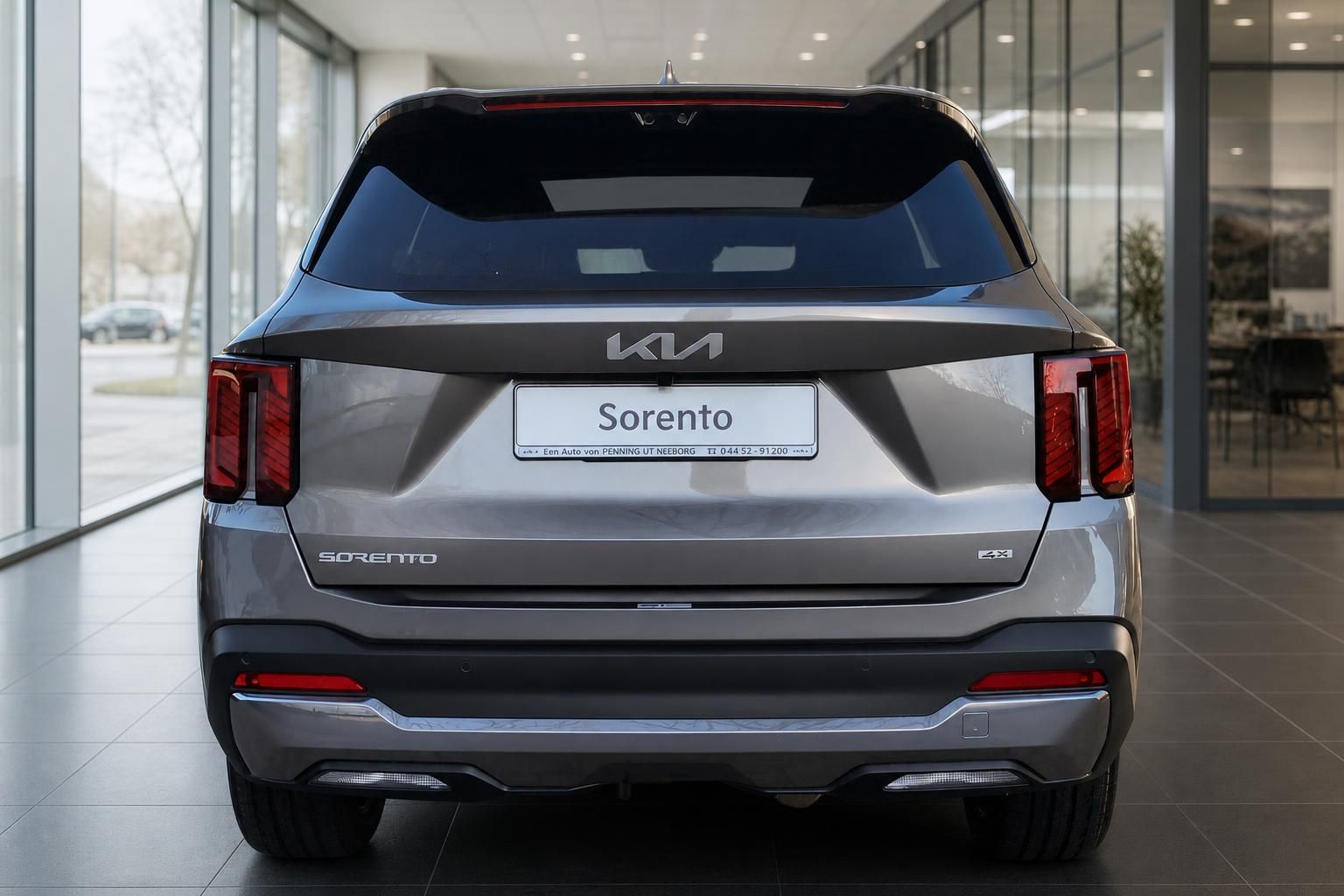 Kia Sorento SUV Heckansicht mit Kennzeichenhalter im Showroom