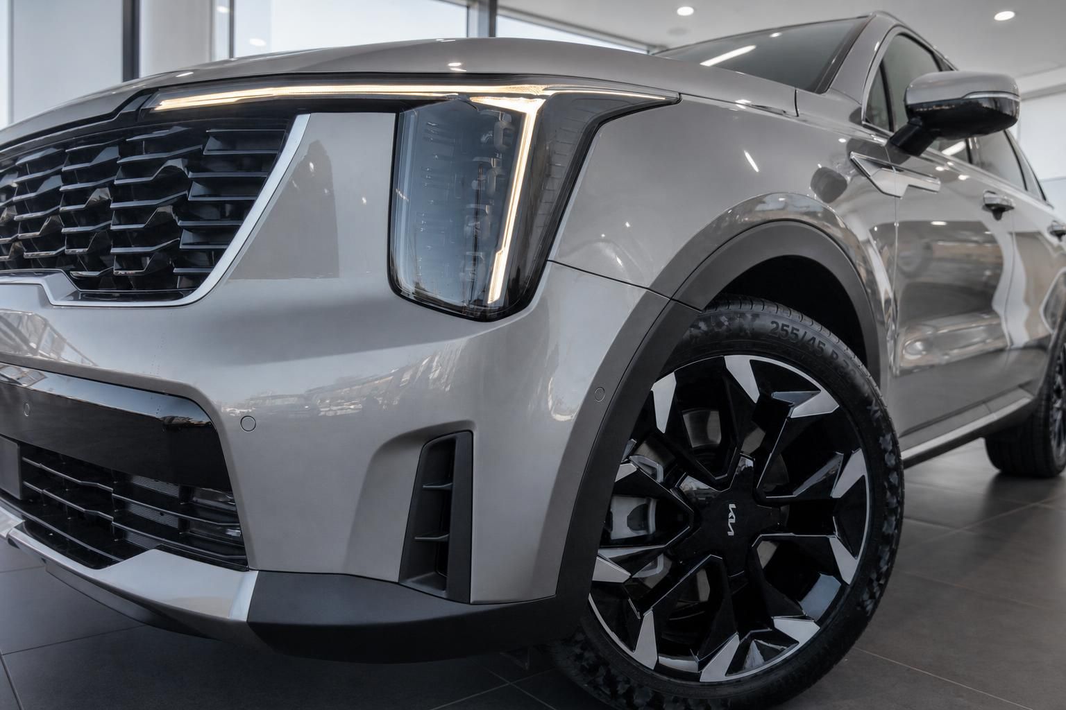 Kia SUV Frontpartie mit LED-Scheinwerfer und schwarzen Alufelgen im Detail