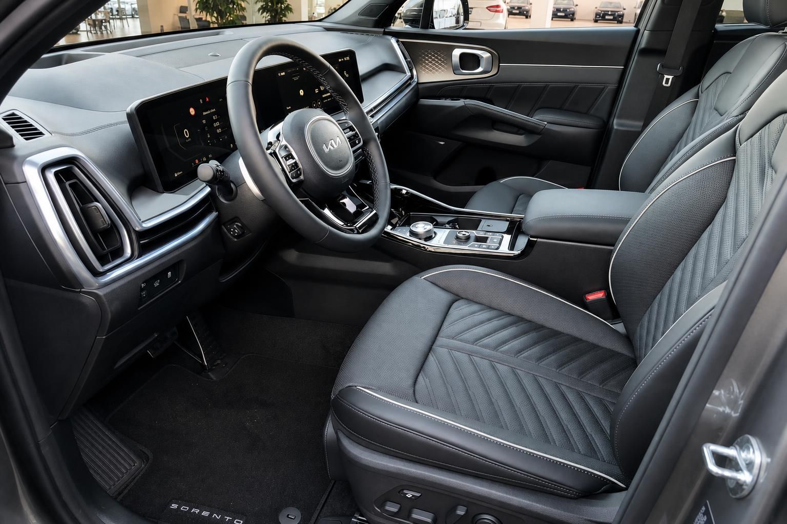 Kia Sorento Cockpit mit Lenkrad, Sitzen und Digitaldisplay im Innenraum