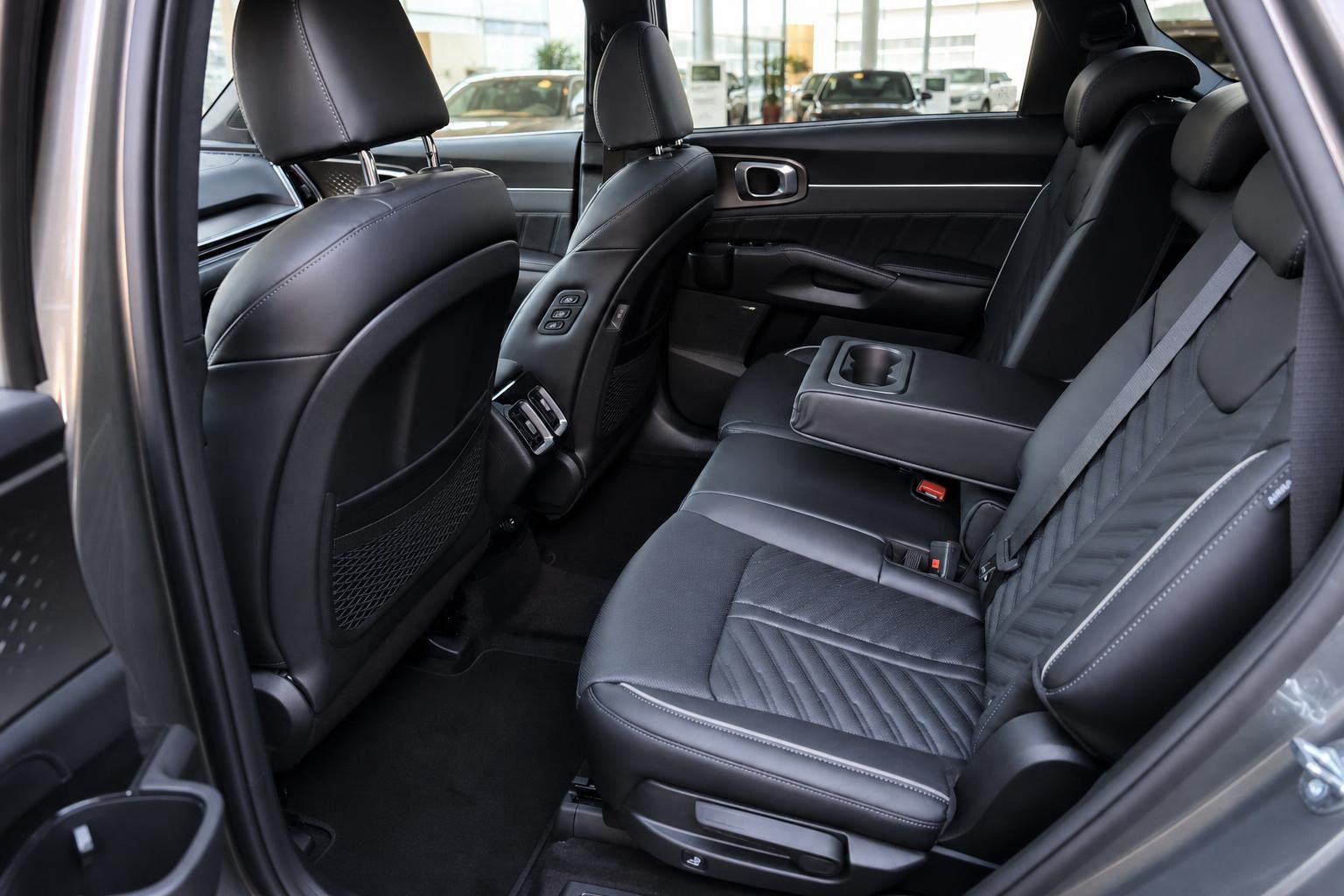 Kia Sorento Rücksitze mit schwarzem Lederinterieur und Mittelarmlehne