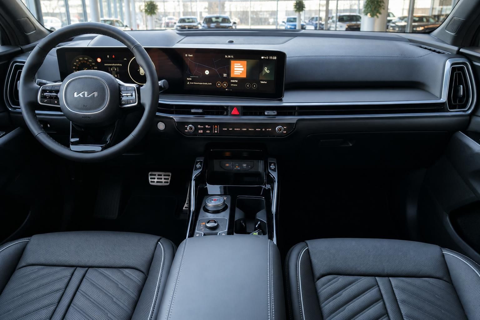 Kia Cockpit mit Lenkrad, Digitaltacho und Ledersitzen im Innenraum