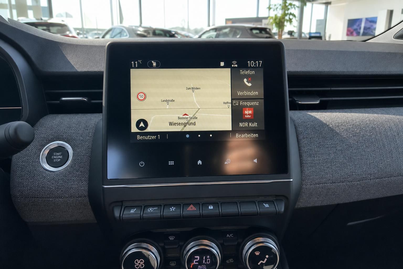 Renault Infotainment-System mit Navigationskarte und Klimasteuerung im Fahrzeug-Innenraum