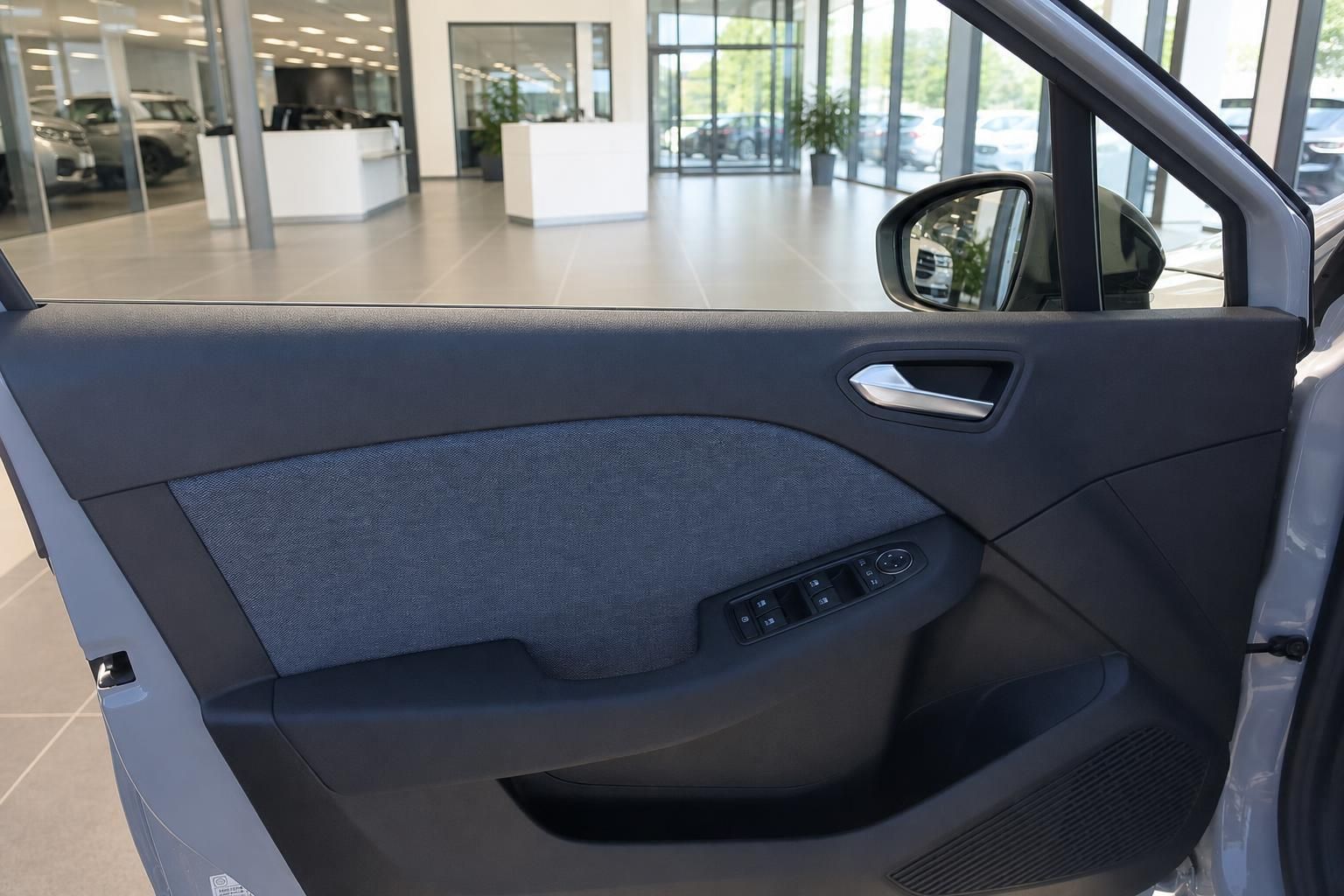 Renault Türverkleidung mit Fensterheberschaltern und Stoffeinsatz im Fahrzeug-Innenraum