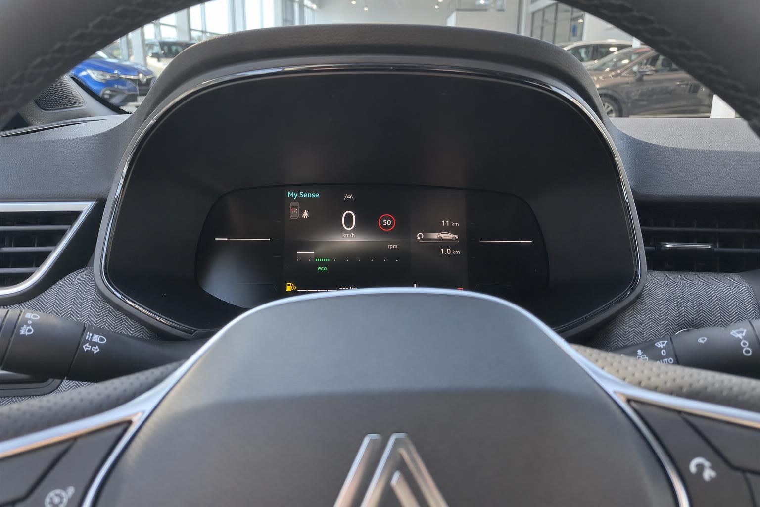 Digitales Armaturenbrett mit Lenkrad und Tachostand 0 km/h im Fahrzeug-Innenraum