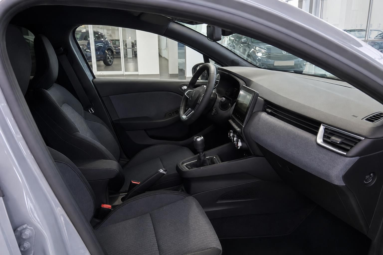 Renault Fahrersitz und Armaturenbrett mit Schaltknauf und Mittelkonsole im Innenraum