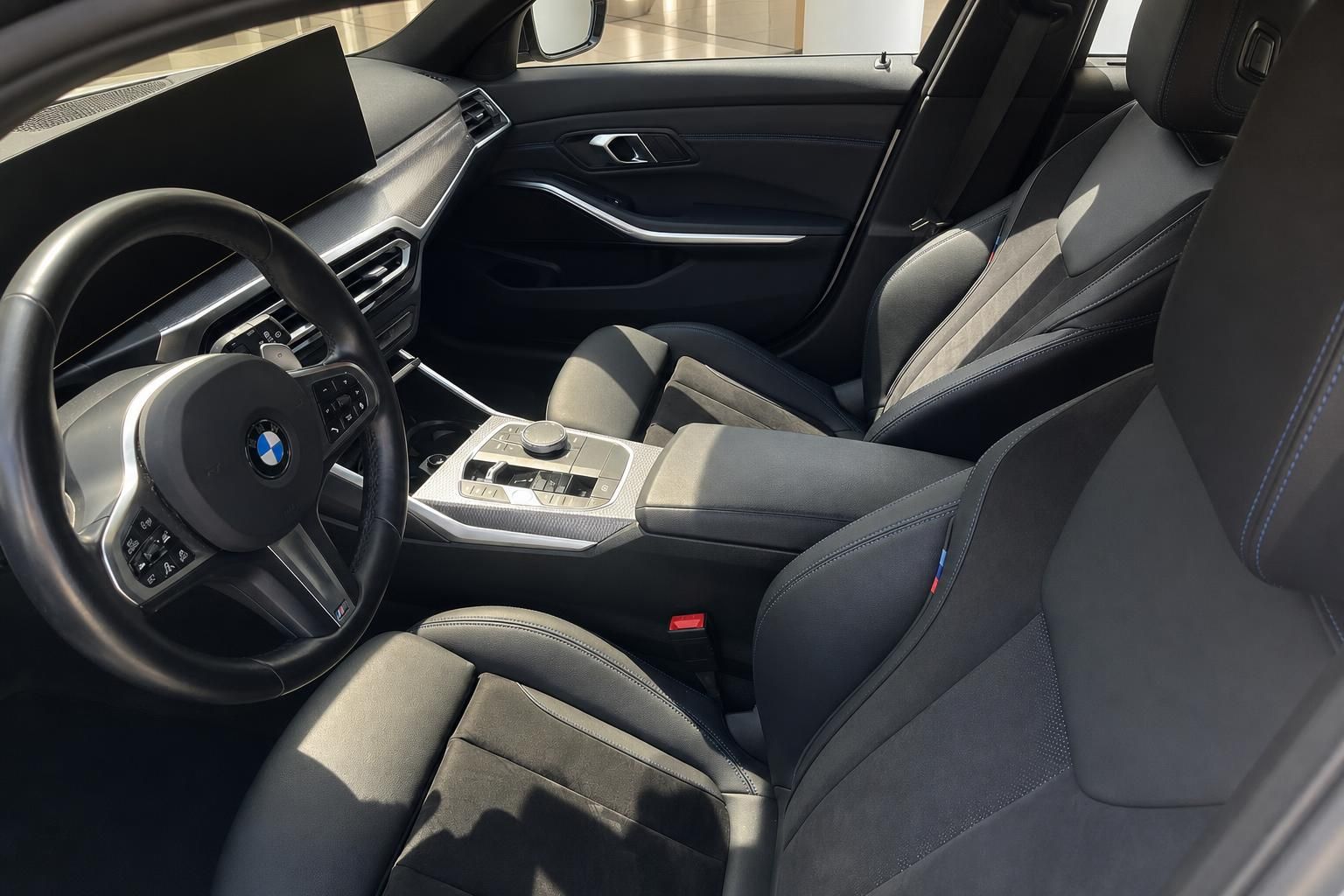 BMW Innenraum mit schwarzen Sportsitzen und M-Lederlenkrad