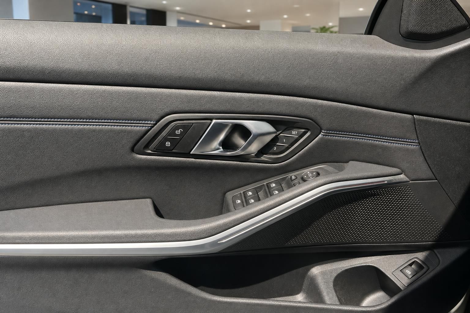 BMW Tuerverkleidung Detail mit Fensterhebern und Sitzmemory-Tasten im Fahrzeug