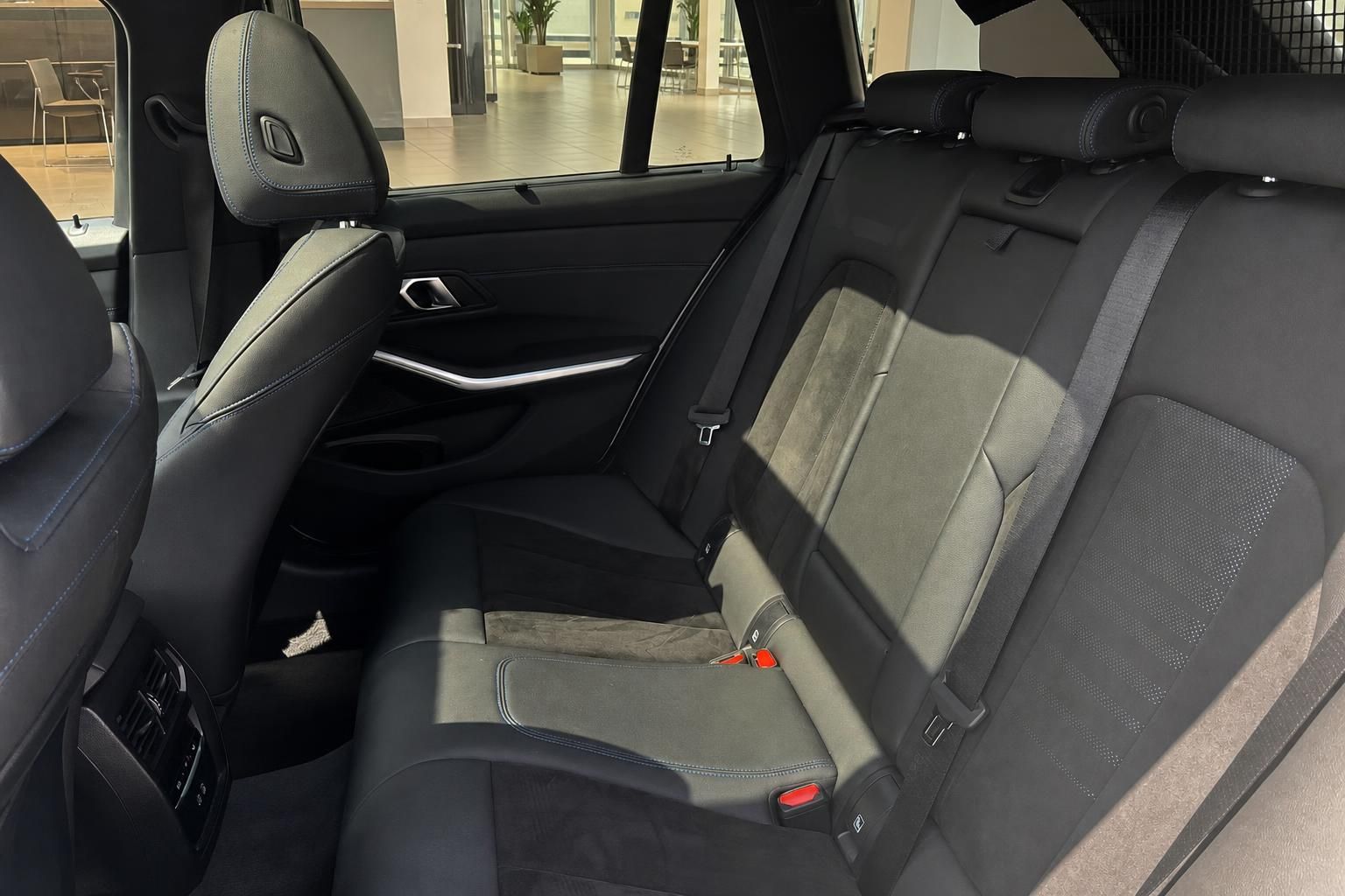 BMW Rücksitze mit schwarzem Lederinterieur und Kopfstützen