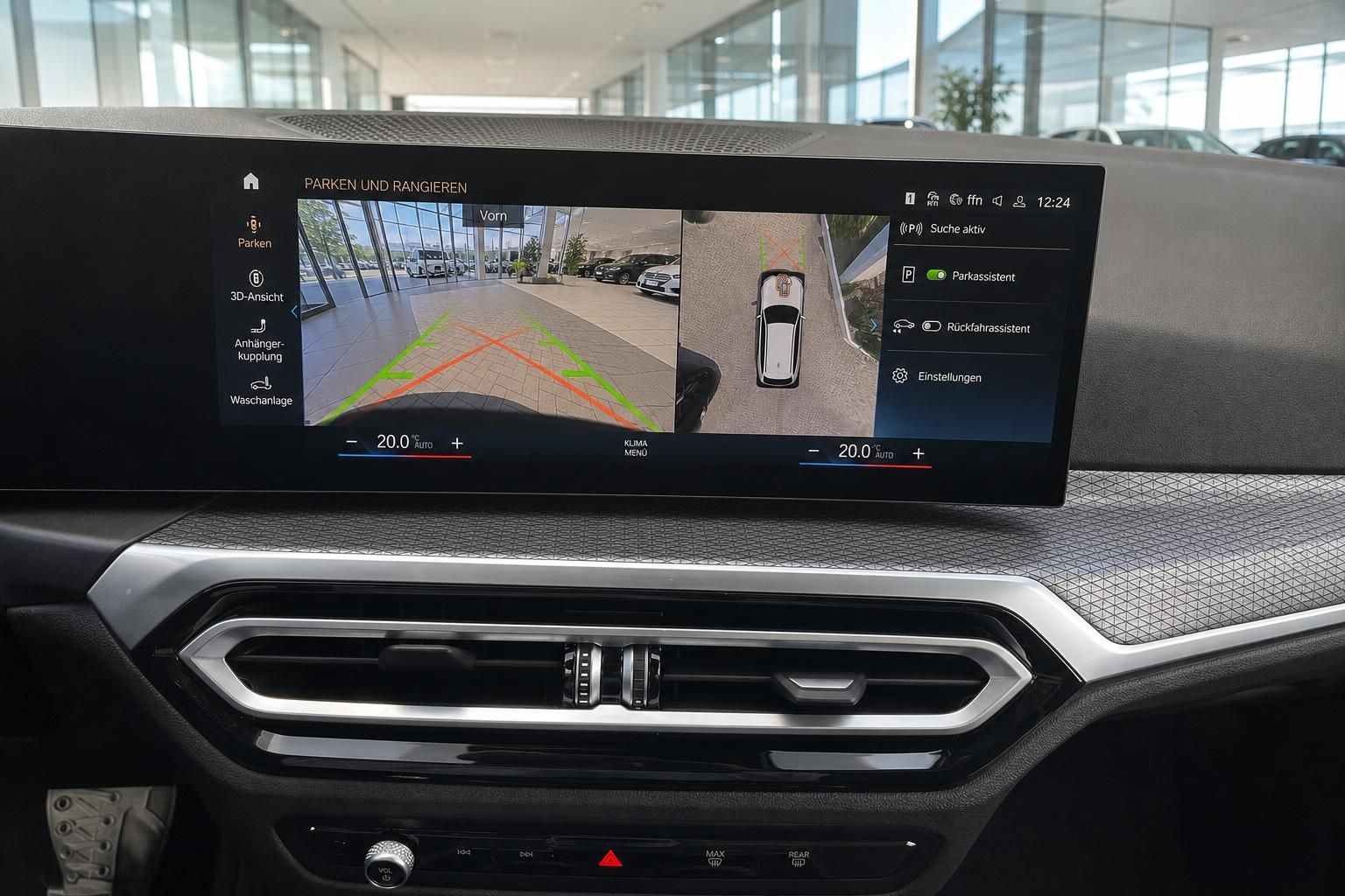 BMW Navigationsbildschirm mit Parkassistent und 360-Grad-Kamera