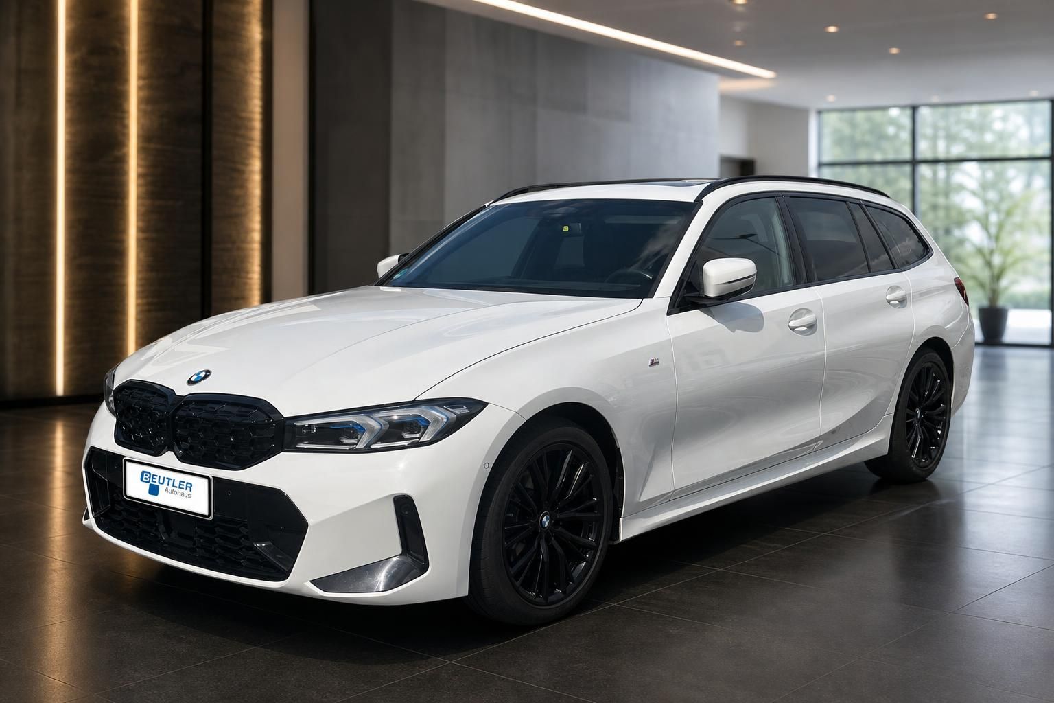 BMW 3er Touring weiß, Frontansicht schräg im Autohaus