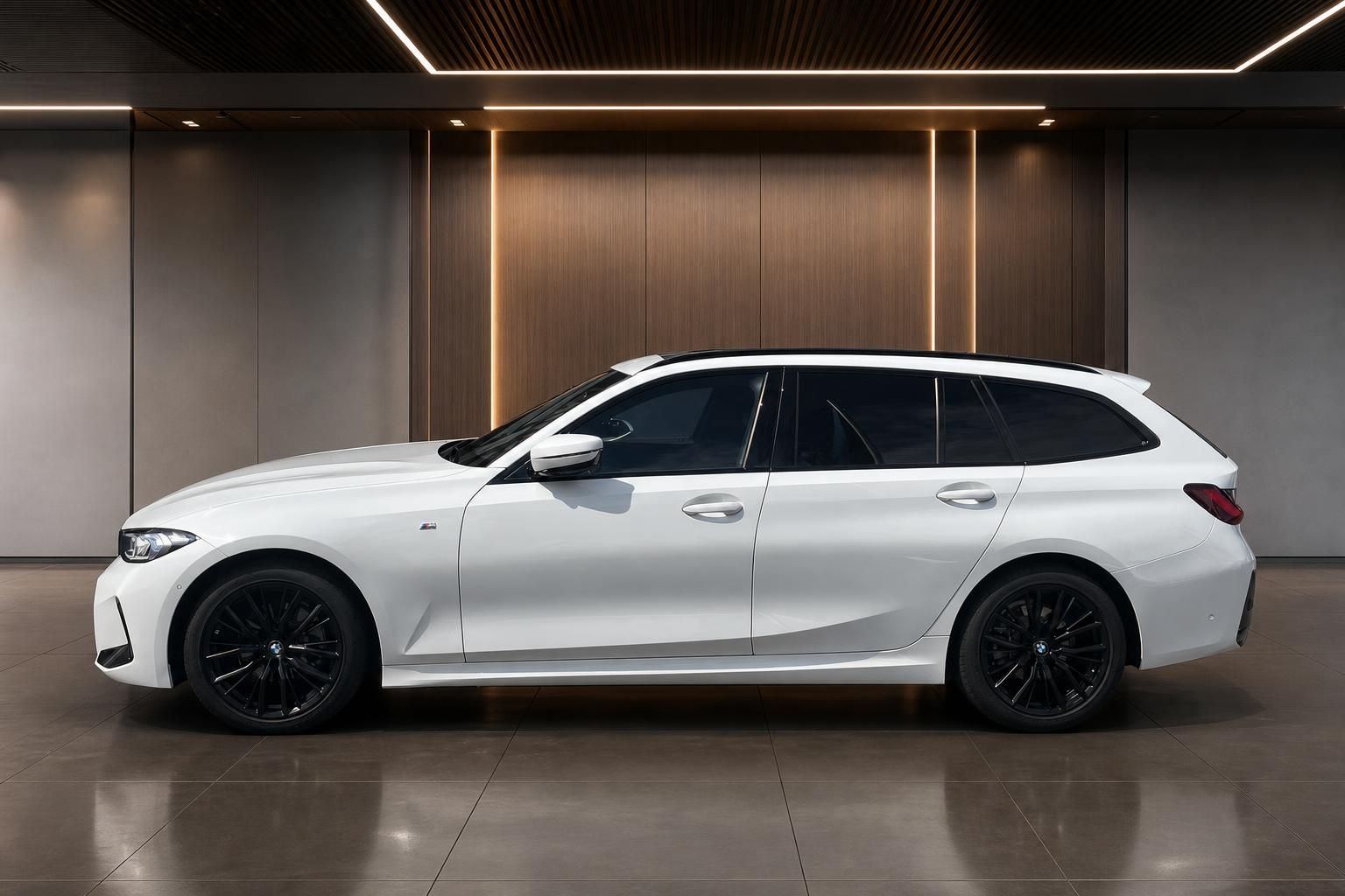 BMW 3er Touring weiß mit M Paket, Seitenansicht im Showroom