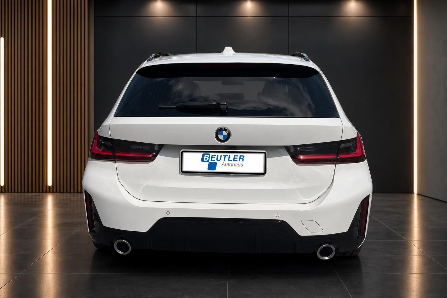 BMW 3er Touring weiß, direkte Heckansicht mit Kennzeichen
