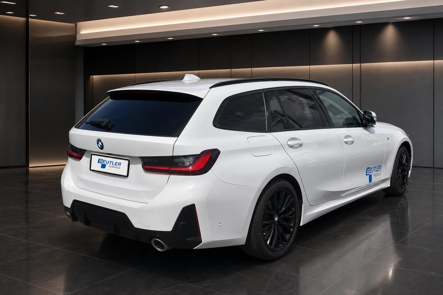 BMW 3er Touring weiß, Heckansicht schräg mit Alufelgen