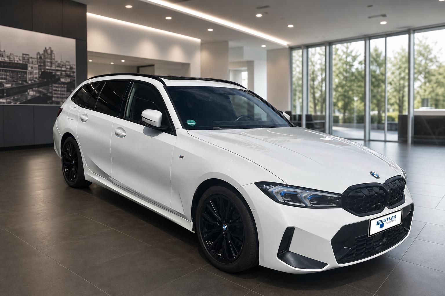BMW 3er Touring weiss M Sport in Autohaus Beutler Ausstellung, Frontansicht seitlich