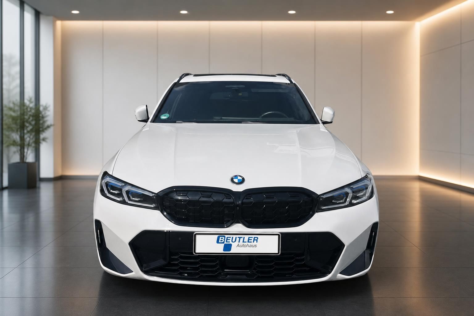 BMW 3er Touring weiss Frontansicht mit M Sport Kuehlergrill und LED-Scheinwerfern