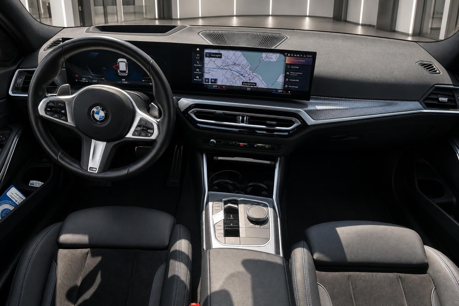 BMW 3er Innenraum Cockpit mit Lederlenkrad, Navigationssystem und Digitaldisplay