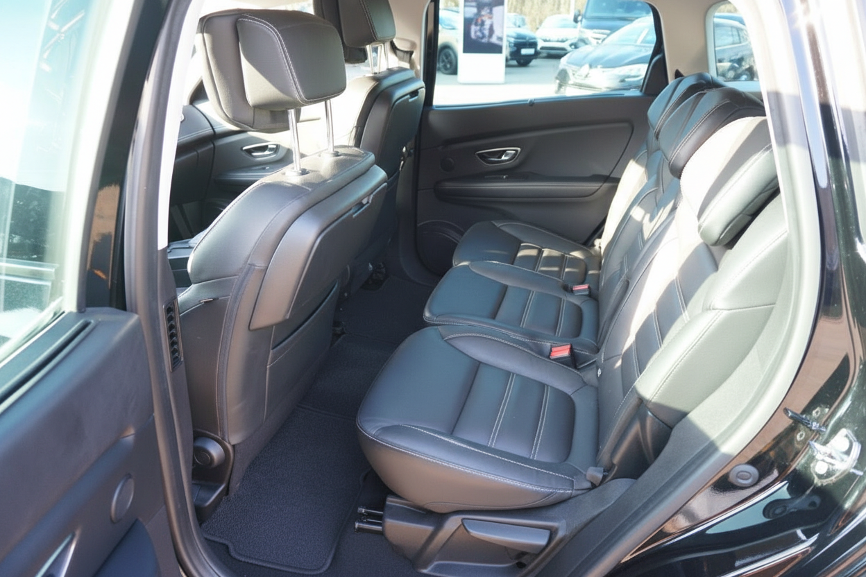 Schwarzes Leder-Interieur Rücksitzbank eines SUV mit weißen Kontrastnähten