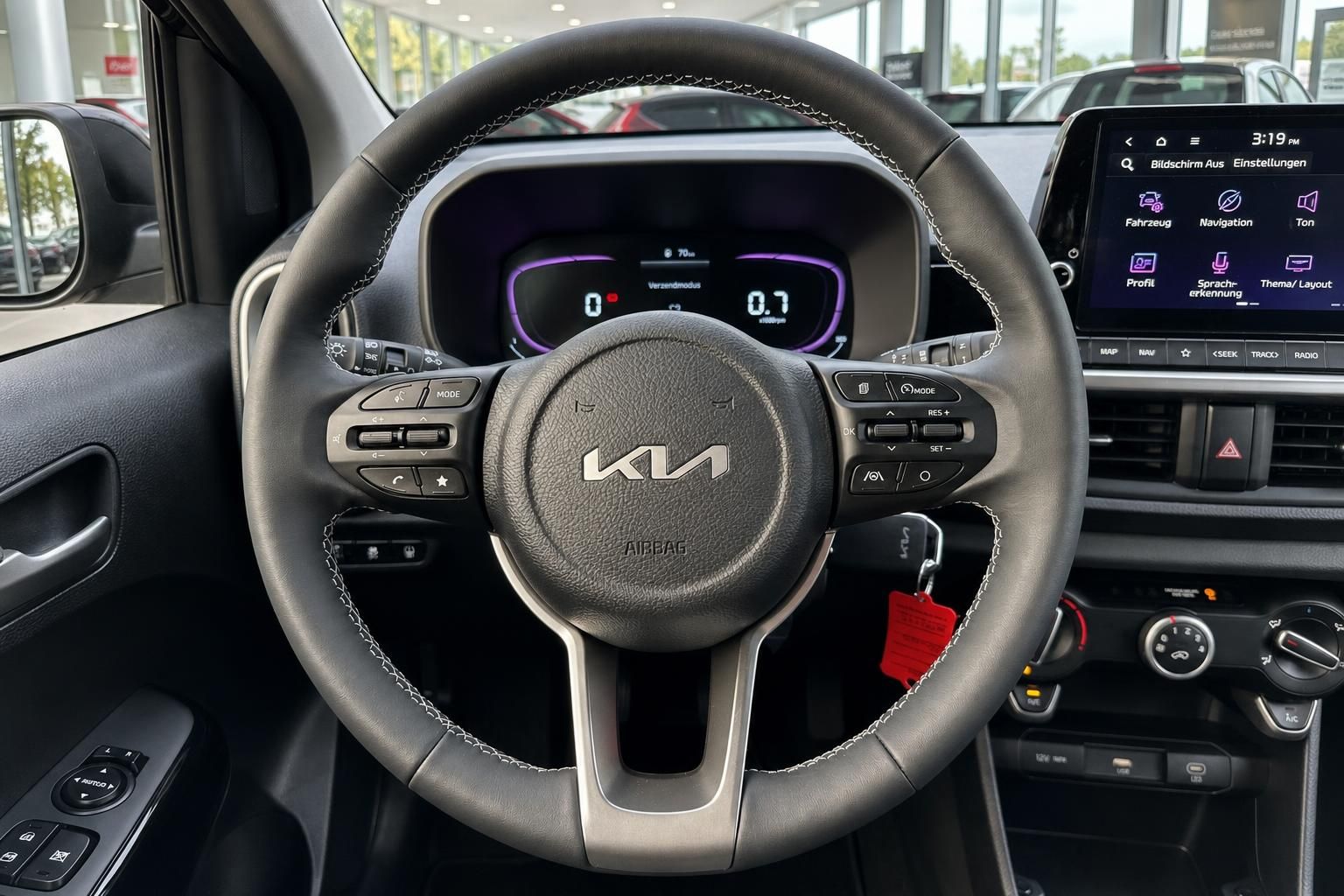 Kia Lenkrad mit Multifunktionstasten und Digitaltacho im Cockpit