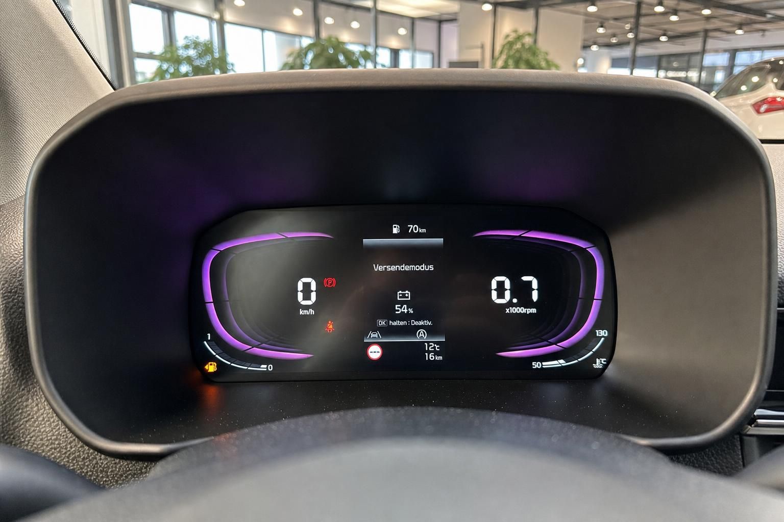 Digitales Kombiinstrument mit Tachoanzeige im Fahrzeug-Innenraum