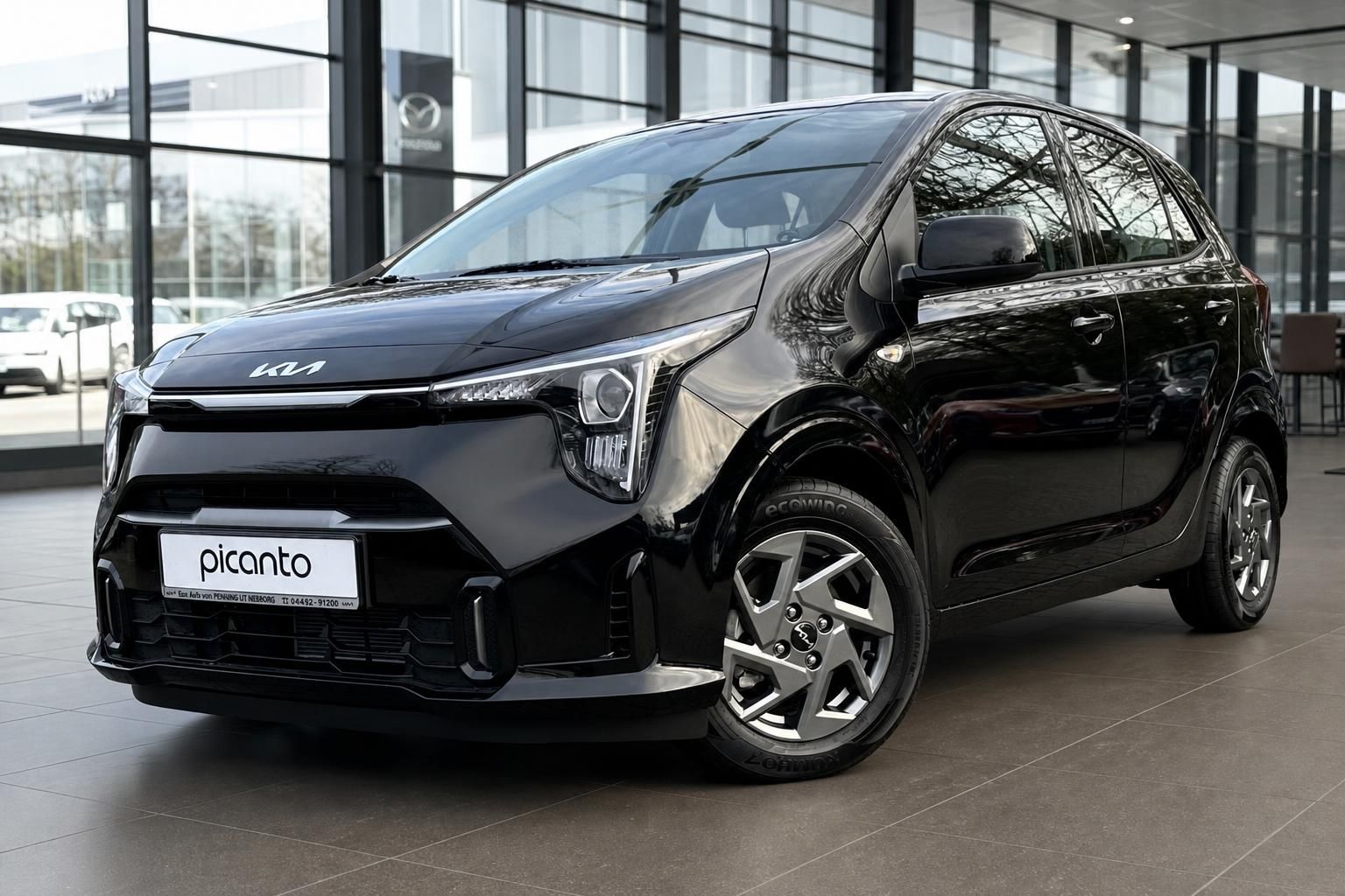 Kia Picanto schwarz, Frontansicht schräg im Autohaus