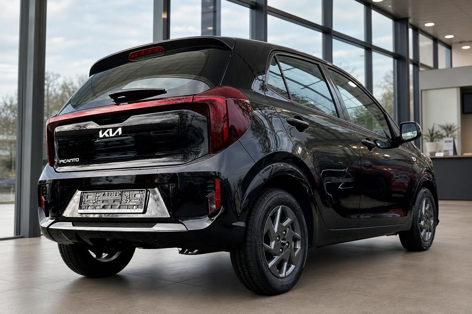 Kia Picanto schwarz, Heckansicht schräg im Showroom