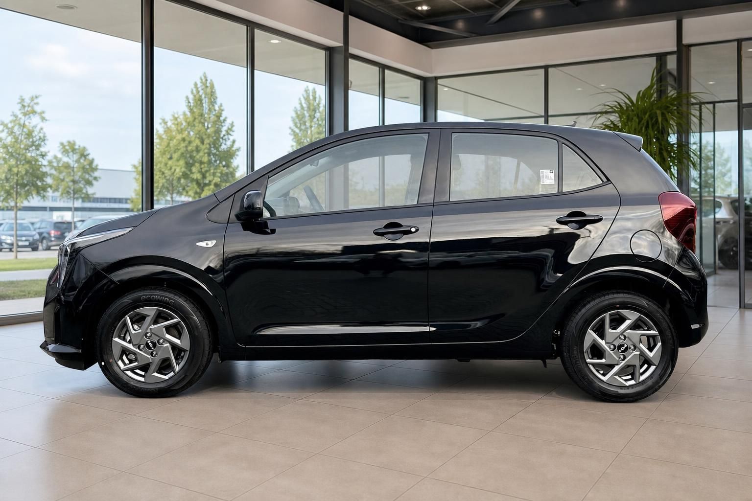Kia Picanto schwarz, Seitenansicht im Autohaus