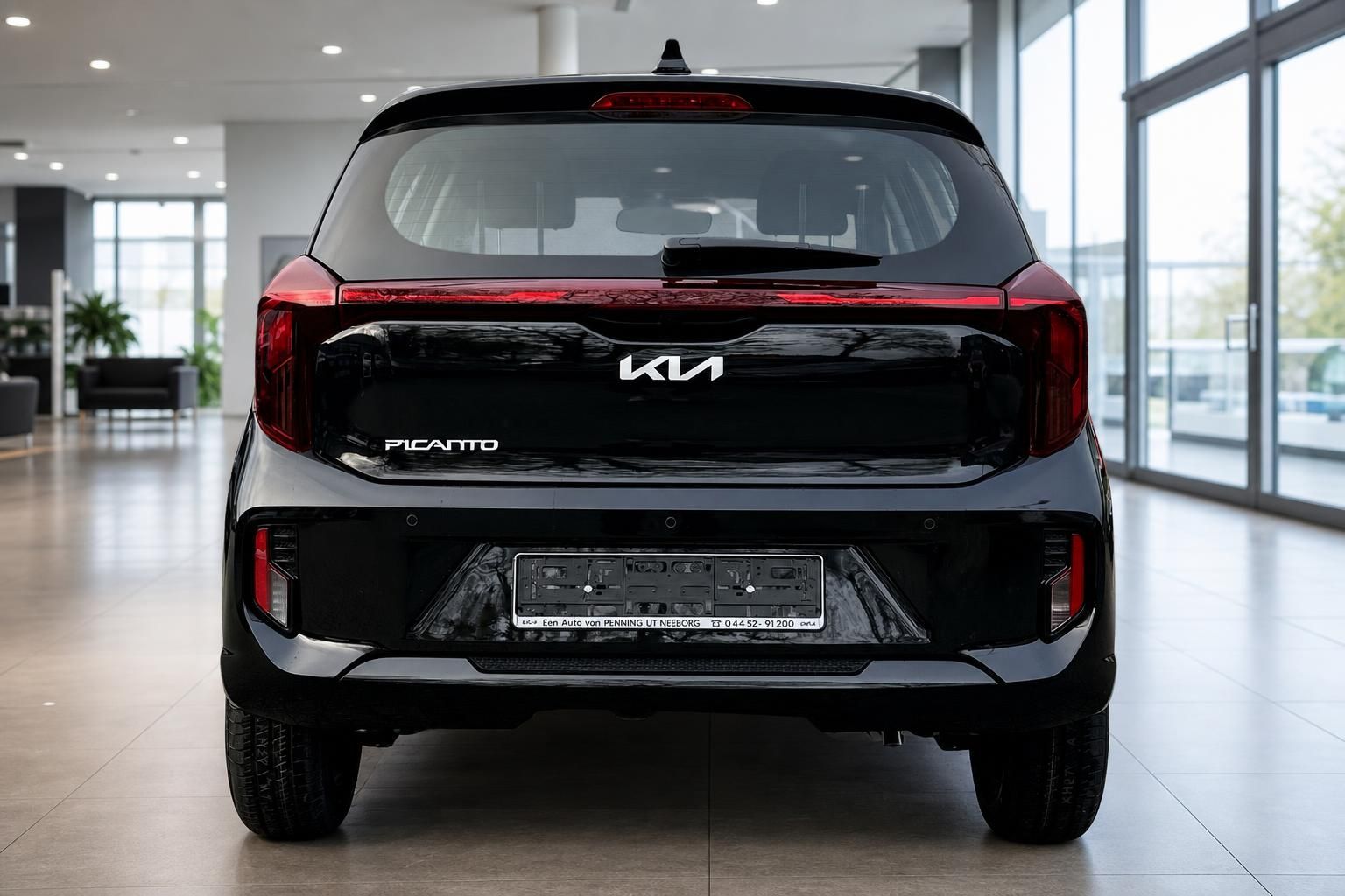 Kia Picanto schwarz, direkte Heckansicht im Autohaus
