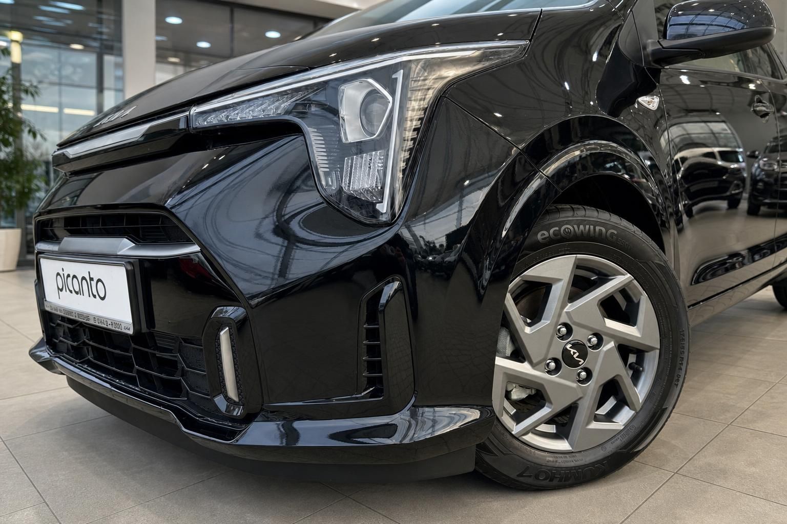 Kia Picanto schwarz Frontansicht Detail Scheinwerfer und Felge