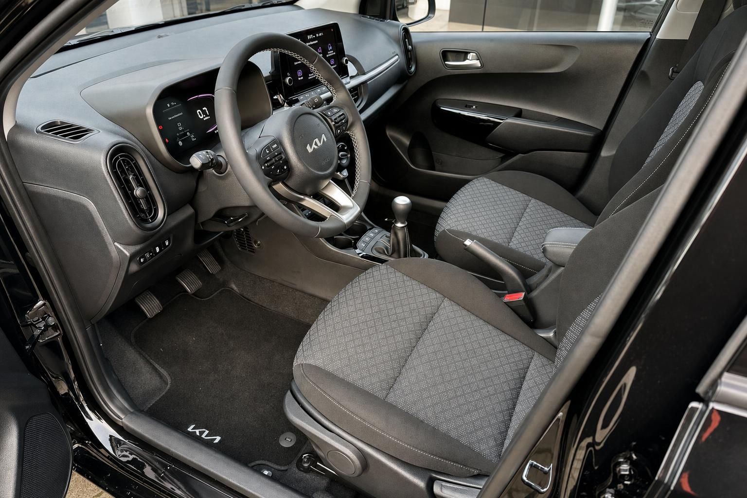 Kia Picanto Interieur Vordersitze und Cockpit Fahrerseite