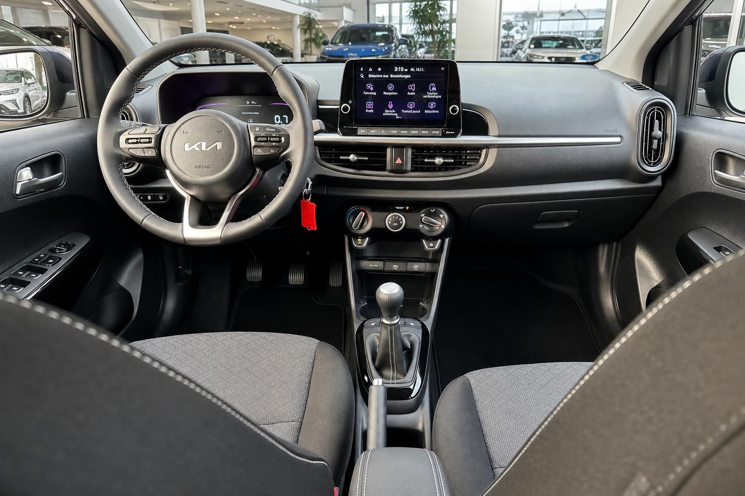 Kia Picanto Cockpit mit Lenkrad und Mittelkonsole Innenraum