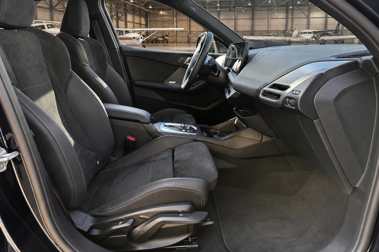 BMW Innenraum vorn - schwarze Ledersitze mit Alcantara und Mittelkonsole