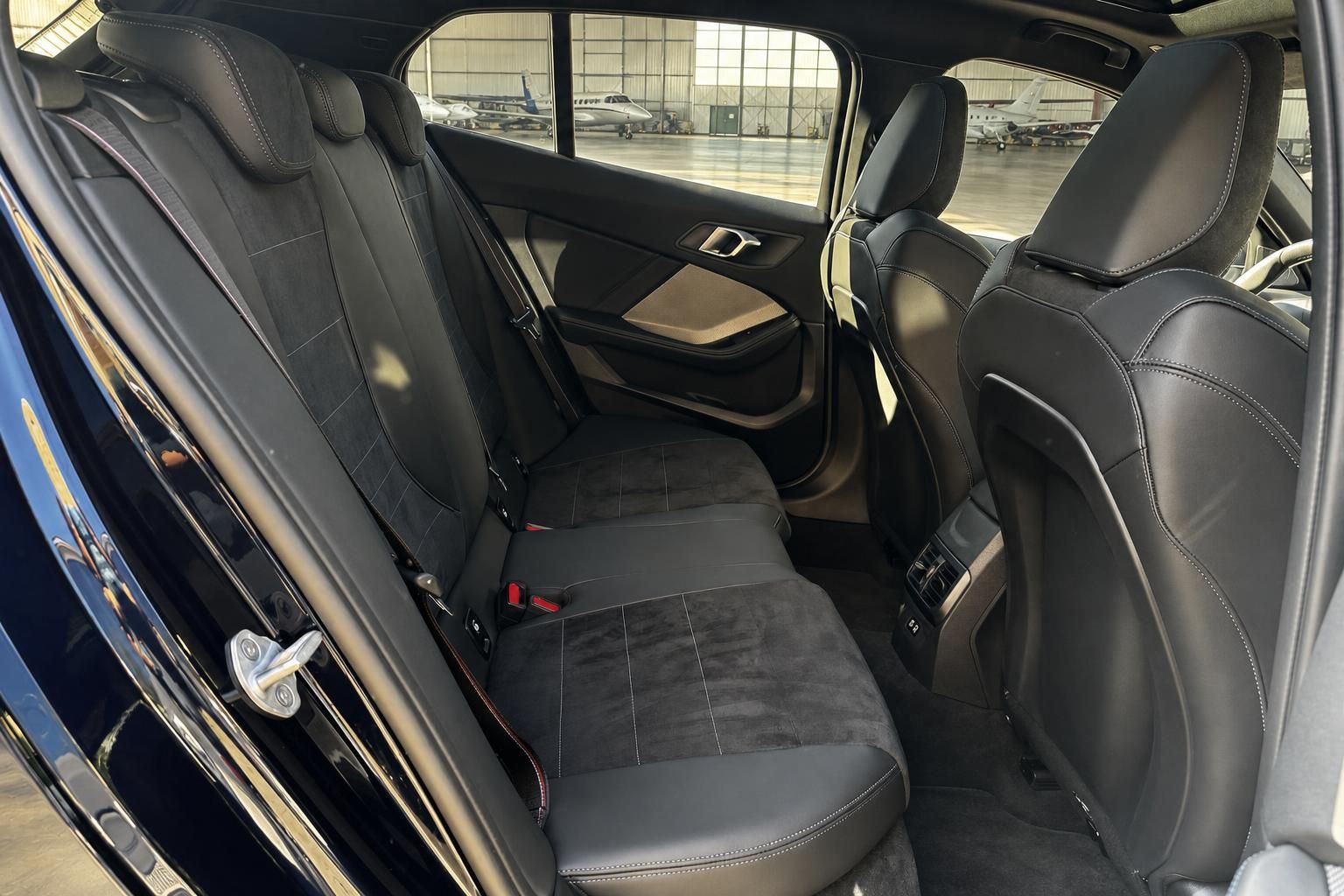 BMW Rücksitze - schwarze Lederausstattung mit Mittelarmlehne im Fond